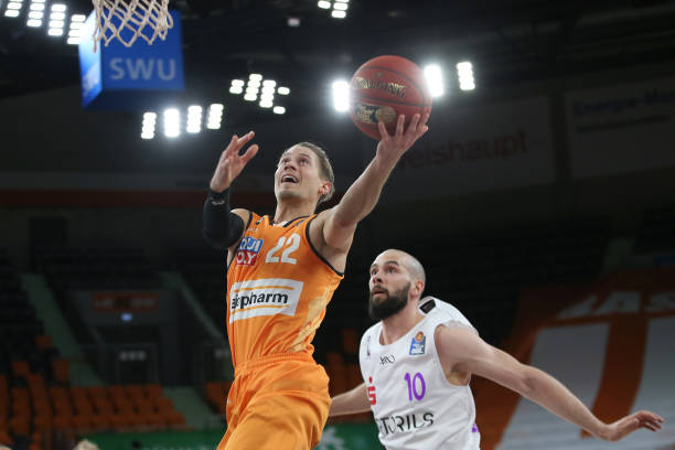 的中场核心 的中场核心